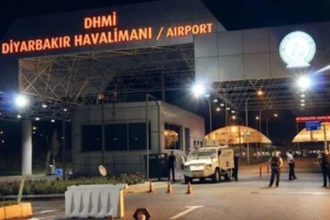 Diyarbakır’da havada panik: Uçak geri döndü