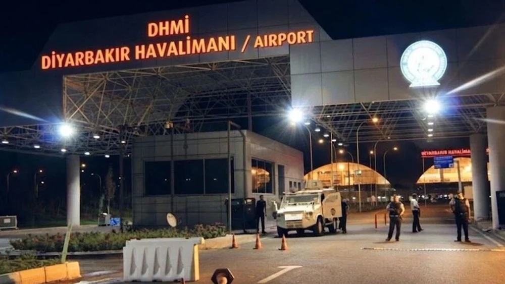 Diyarbakır’da havada panik: Uçak geri döndü