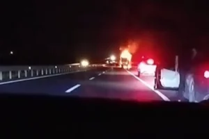 Diyarbakır -Siverek yolunda kamyon yanarak küle döndü