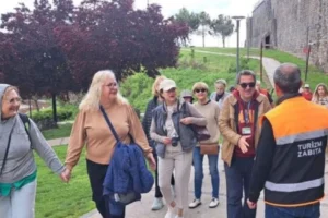 Dünyayı gezmeyi bıraktı: Şimdi Diyarbakır'ın tarihini 6 dilde anlatıyor
