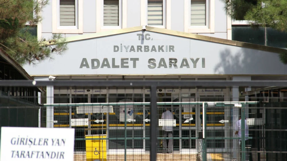 Diyarbakır ve Manisa'da operasyon: Çok sayıda kişi gözaltına alındı