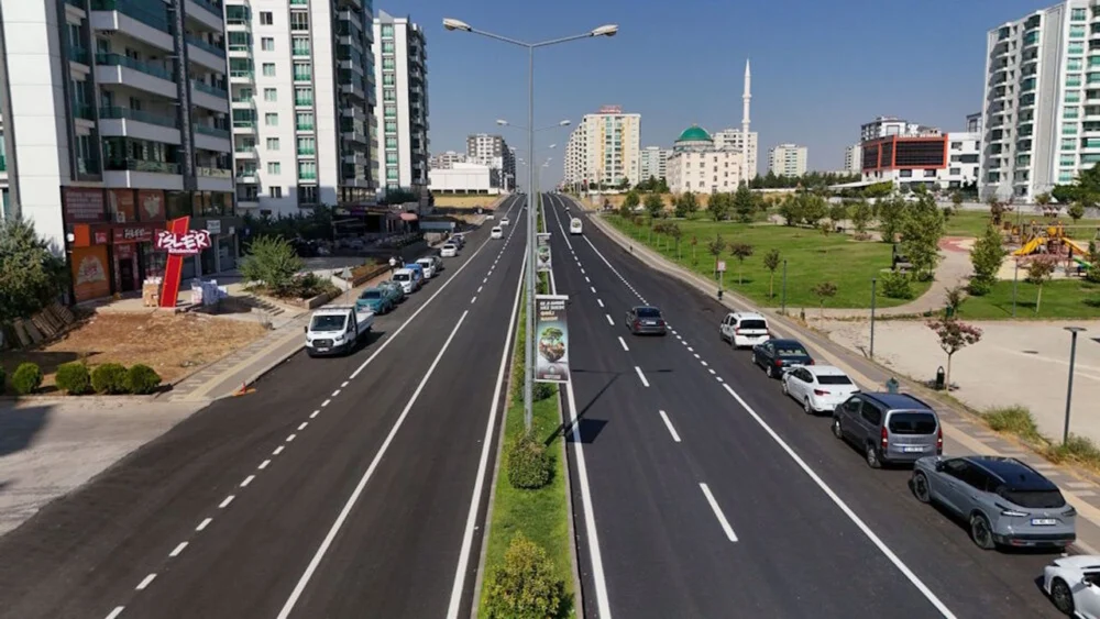 Diyarbakır Büyükşehir 565 kilometrelik yol çizgisini yeniledi