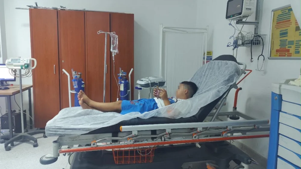 Diyarbakır’da aile gezisi kabusa döndü: Tabelaya dokunan çocuk hastanelik oldu!