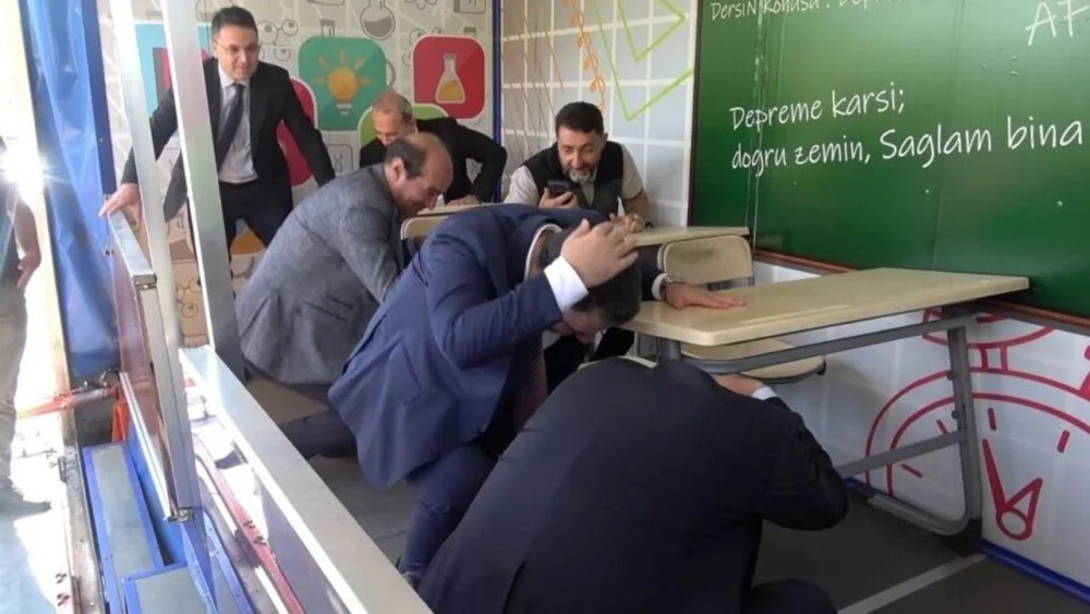 Diyarbakır’da ilginç anlar: Deprem provasında depreme yakaladılar!