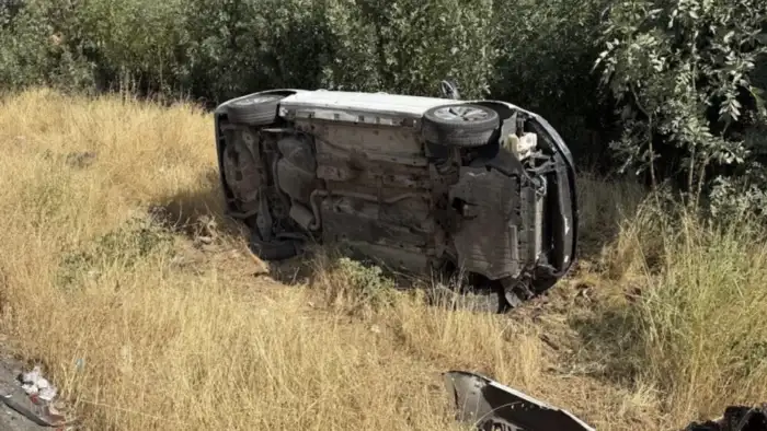 Diyarbakır’da virajı alamayan otomobil devrildi