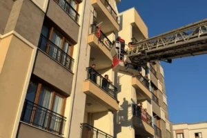 Diyarbakır’da 5 katlı binada film sahnelerini aratmayan kurtarma operasyonu!