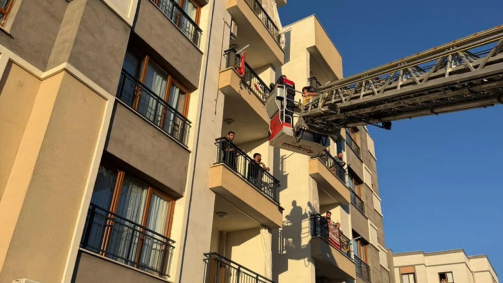 Diyarbakır’da 5 katlı binada film sahnelerini aratmayan kurtarma operasyonu!
