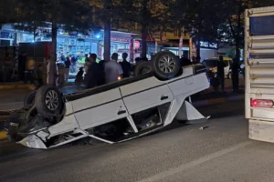 Diyarbakır’ın ilçesinde iki araç çarpıştı: Yaralı var!
