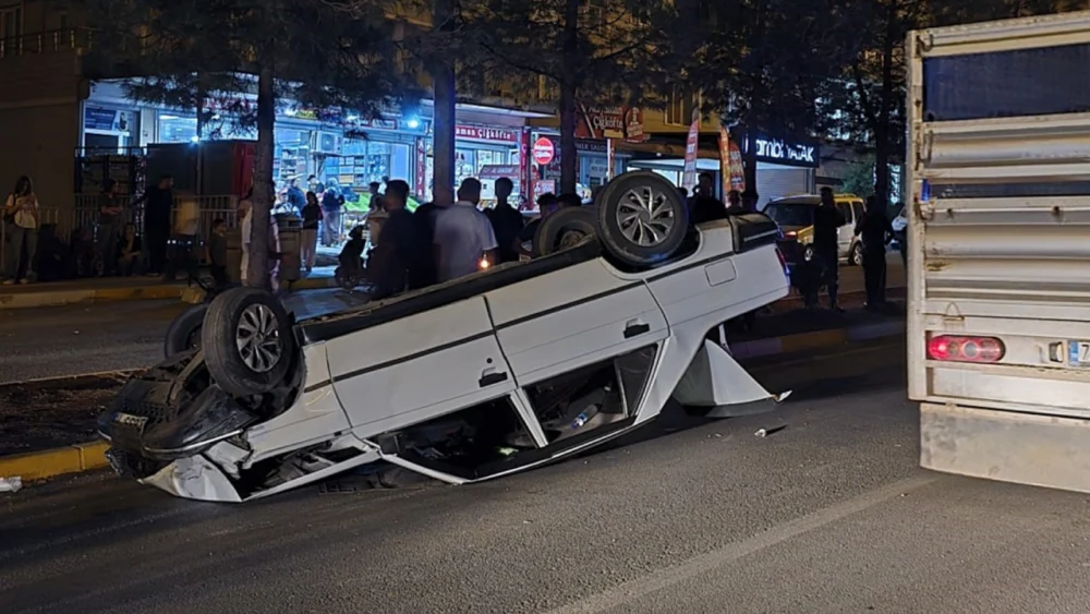 Diyarbakır’ın ilçesinde iki araç çarpıştı: Yaralı var!