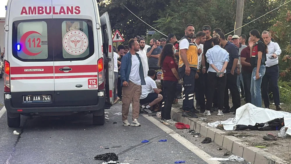 Düzce'de tır ile fındık işçilerini taşıyan tarım aracı çarpıştı: 4 ölü, 8 yaralı