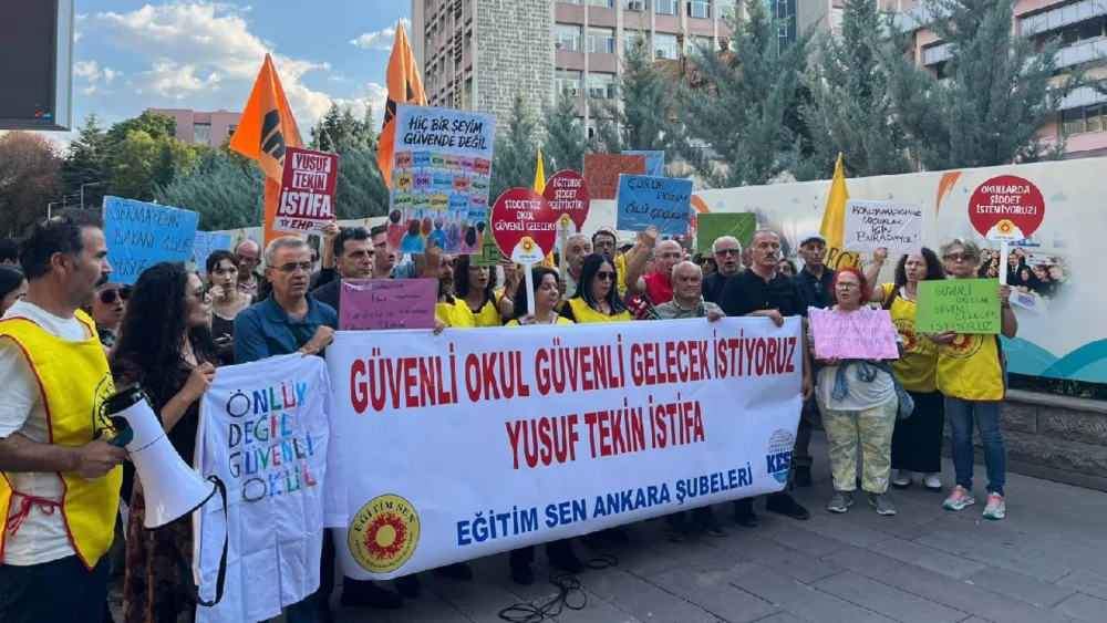 Eğitim Sen Bakanlık önünden seslendi: ‘Bakan Tekin istifa etmelidir’