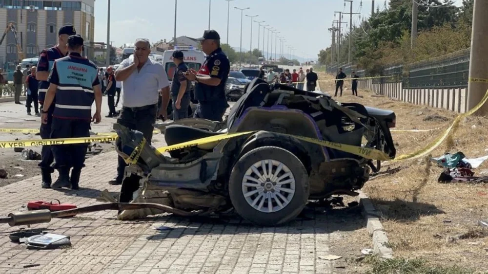 Elazığ’da otomobil ikiye bölündü: Ölüler ve yaralılar var