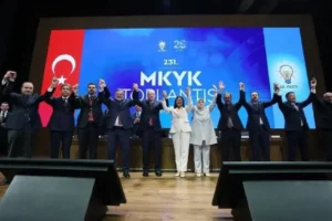 Erdoğan, AKP'ye katılan belediye başkanlarına rozetlerini taktı