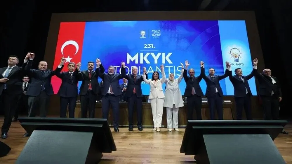 Erdoğan, AKP'ye katılan belediye başkanlarına rozetlerini taktı