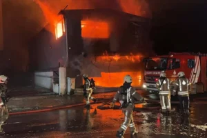 Esenyurt’ta lastikçide çıkan yangın yan binalara sıçradı: 6 iş yeri zarar gördü