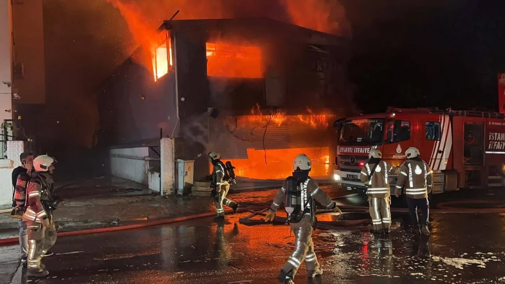 Esenyurt’ta lastikçide çıkan yangın yan binalara sıçradı: 6 iş yeri zarar gördü