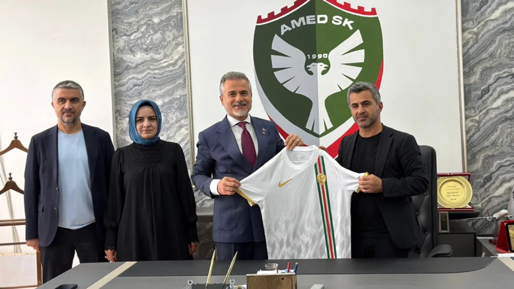 Eski Bakan Suat Kılıç Amedspor’u ziyaret etti