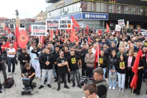 Eski Kosova Cumhurbaşkanı Thaçi ve UÇK komutanlarına verilen hapis cezalarına Üsküp'te eylem