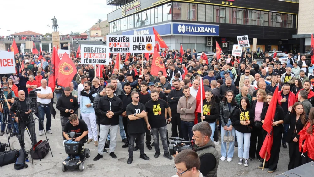 Eski Kosova Cumhurbaşkanı Thaçi ve UÇK komutanlarına verilen hapis cezalarına Üsküp'te eylem