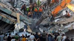 Gazze'de hasarlı binanın çökmesi sonucu beşi çocuk en az 20 kişi öldü