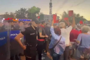Foça'da AKP'ye geçen Fıçı'ya kırmızı kartlı protesto