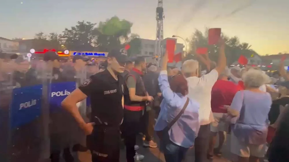 Foça'da AKP'ye geçen Fıçı'ya kırmızı kartlı protesto