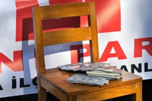 Foça'da CHP'den AKP'ye geçen Belediye Başkanı Saniye Bora Fıçı'ya 'sahte dolarlı' protesto
