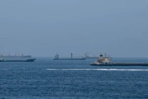 Hürmüz'de gerilim: Umman açıklarında bir tanker vuruldu