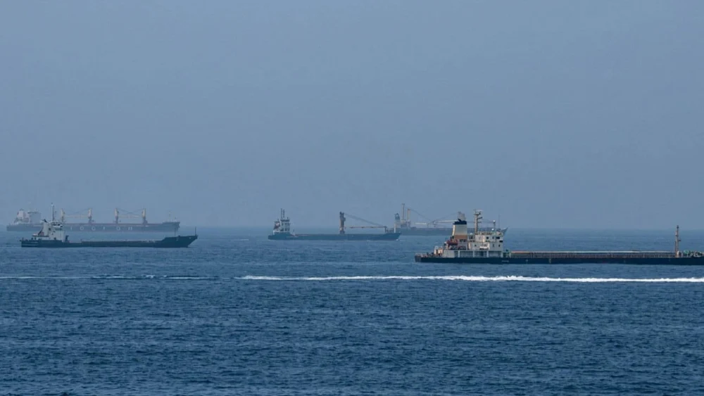 Hürmüz'de gerilim: Umman açıklarında bir tanker vuruldu