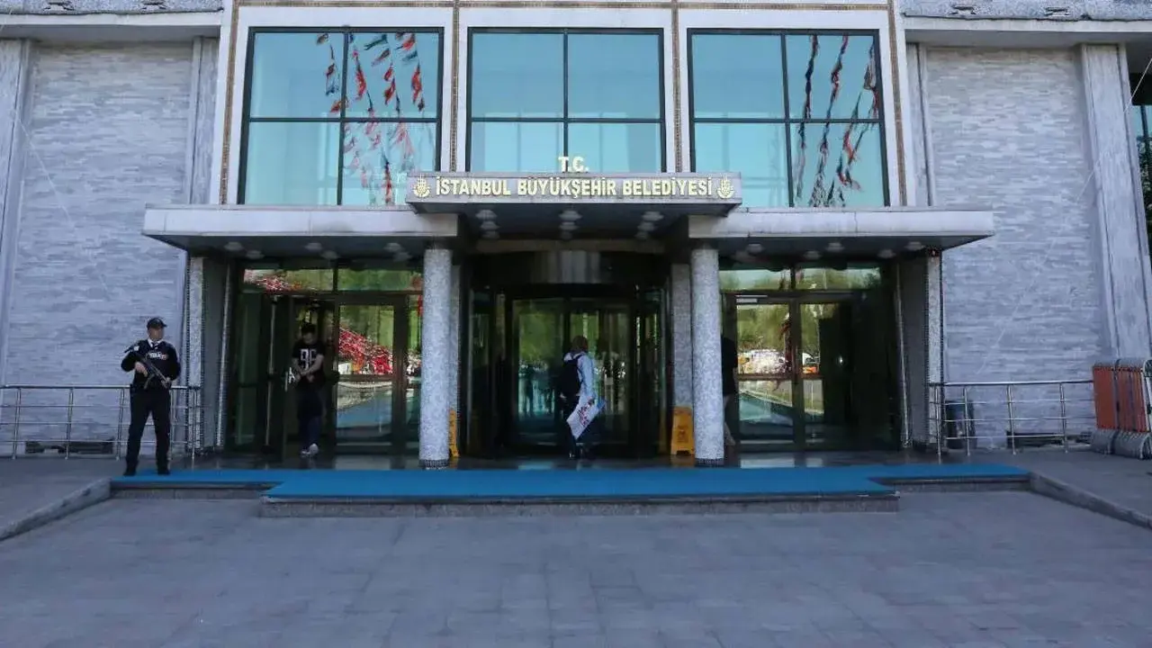 İBB'ye yönelik son operasyon: Gözaltına alınan 13 kişi adliyeye sevk edildi