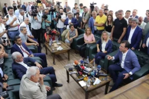 İmamoğlu'ndan, tahliye olan Selçuk Mızraklı için 'geçmiş olsun' mesajı: Bu hukuksuzluklar insanların ömründen çalıyor