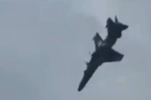 İngiliz askeri eğitim uçağı düştü: Pilotlar kurtuldu