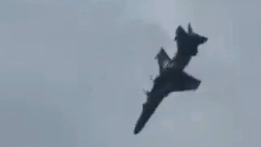 İngiliz askeri eğitim uçağı düştü: Pilotlar kurtuldu