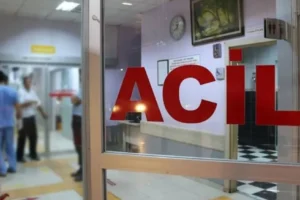 İstanbul'da asfalt kamyonu alt geçit yoluna düştü: Sürücü yaralandı
