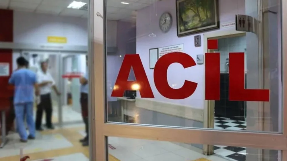 İstanbul'da asfalt kamyonu alt geçit yoluna düştü: Sürücü yaralandı