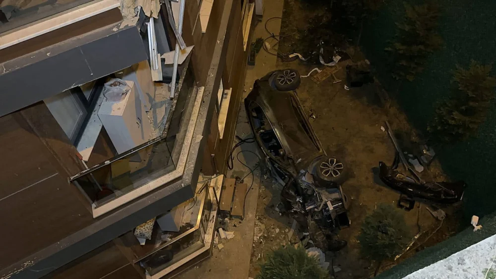 İstanbul'da otomobil binaya çarptı, 15 metre aşağıya düştü: 2 yaralı