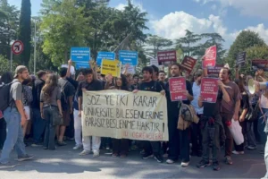 İstanbul Üniversitesi öğrencileri yemekhane zammına karşı yürüdü: "Sermayeye değil, öğrenciye bütçe"