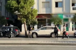 İzmir'de bankada rehine krizi: Polis ekipleri sevk edildi