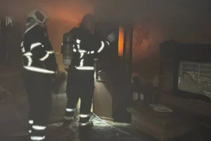 Karabük'te ev yangını: Dumandan etkilenen 2 kişi hastaneye kaldırıldı