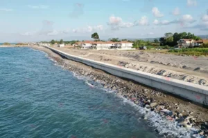 Karasu sahilindeki beton duvara tepki: Betonlaşma yerine ekosistemi onaracak doğayla uyumlu çözüm istiyoruz