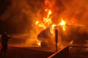 Kars'ta seyir halindeyken alev alan TIR köprüden düştü