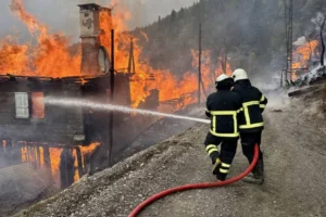 Kastamonu'da köy yangını: Alevler 7 eve sıçradı, müdahale sürüyor