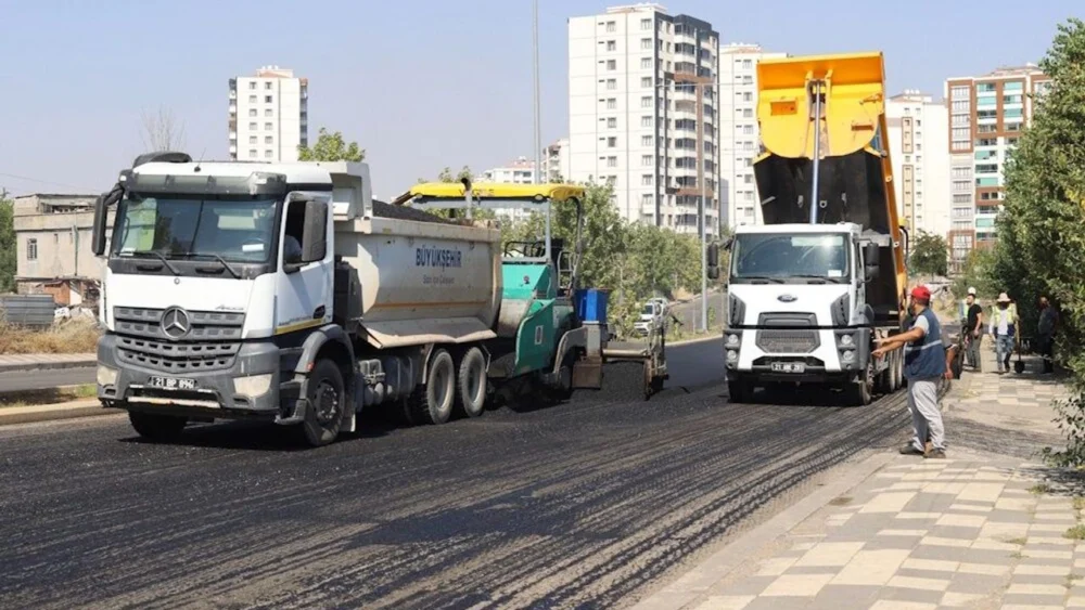 Diyarbakır’da ulaşımı rahatlatacak çalışma: 2 ana cadde yenilendi