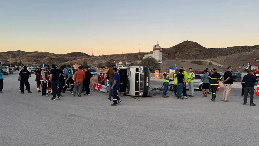 Kırıkkale'de işçi servisi ile otomobilin çarpıştığı kazada 13 kişi yaralandı