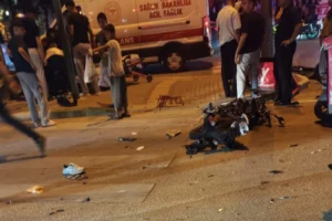 Kırmızı ışıkta geçen motosiklete otomobil çarptı: Ölü ve yaralı var!