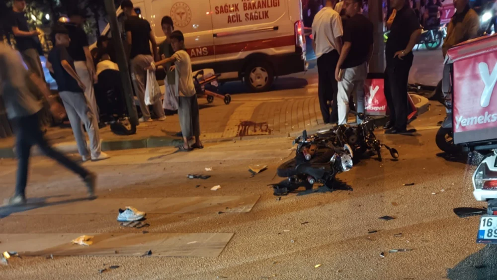 Kırmızı ışıkta geçen motosiklete otomobil çarptı: Ölü ve yaralı var!