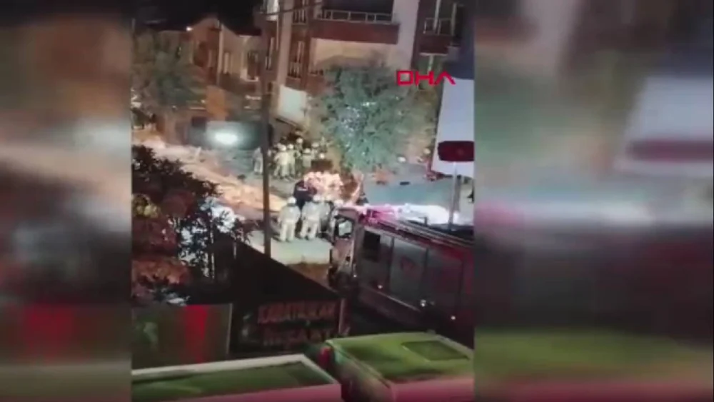 Küçükçekmece'de bina yıkım esnasında çöktü: 2 kişi yaralandı