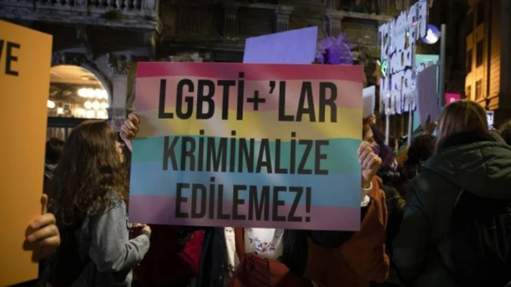 LGBTİ+'lara yönelik operasyonda 'sanal devriye' skandalı: Mahkeme kararsız arama, özel mesajlara 'müstehcenlik' suçlaması