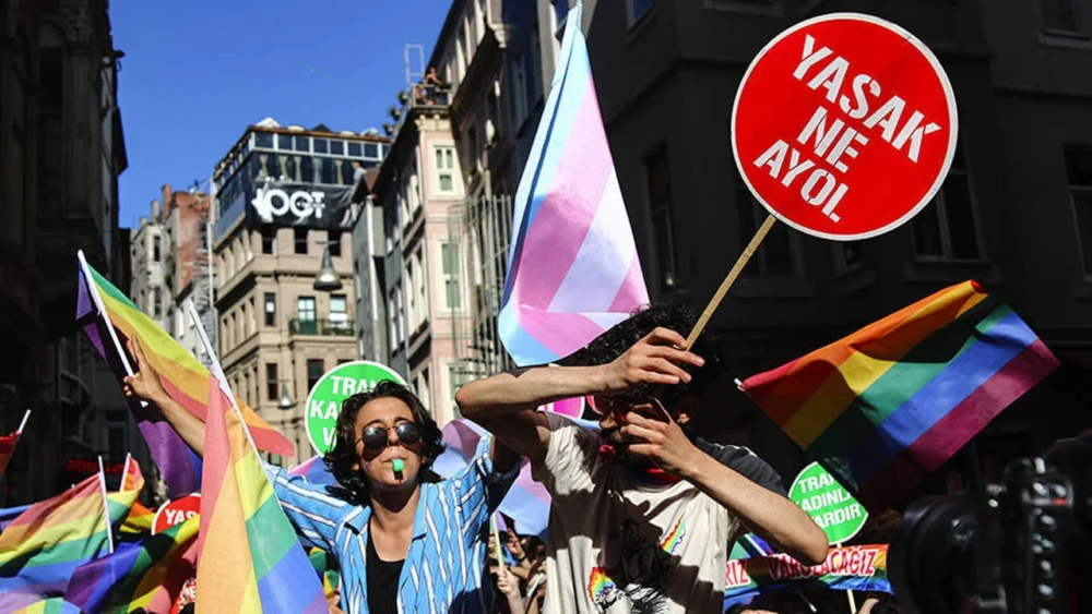 LGBTİ+'ları hedef alan operasyonlarda ilk tutuklama: Kuşadası'nda bir kişi tutuklandı