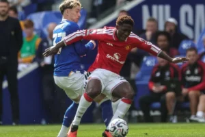 Manchester United iki kez öne geçti, Everton son anda yakaladı